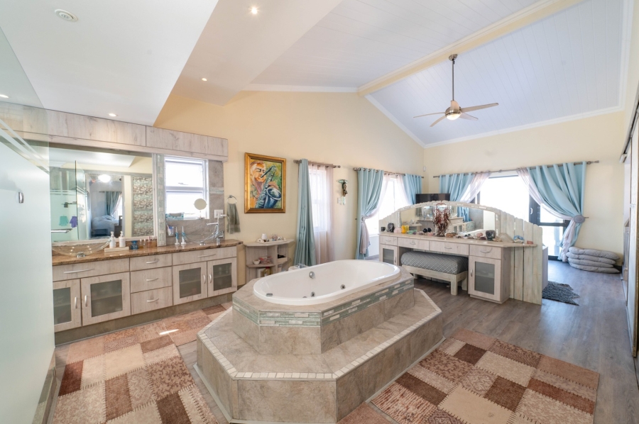 4 Bedroom Property for Sale in Outeniqua Strand Western Cape